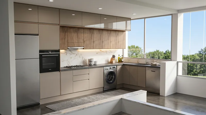 Cuisine en L beige et bois, crédence marbrée, grandes fenêtres